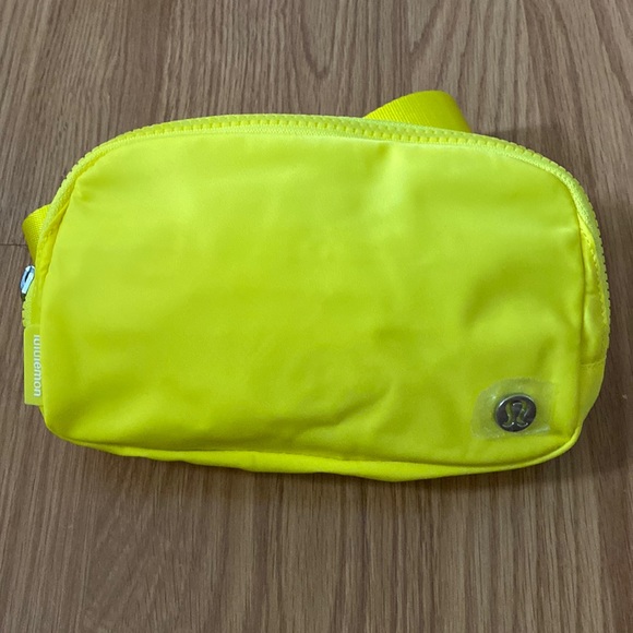 โค๏ธ Lululemon Sonic Yellow Extended Strap Everywhere Belt Bag NWT - Picture 1 of 13